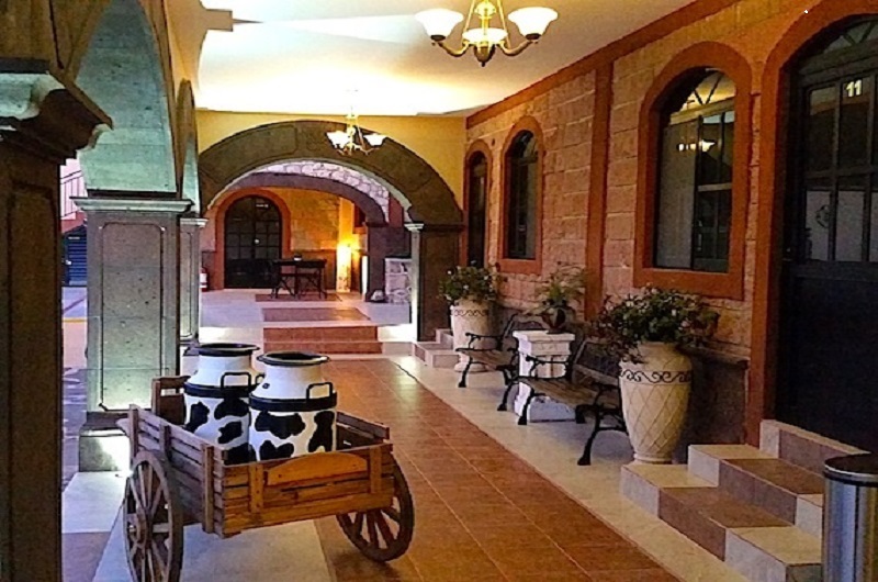 HOTEL VILLA BERNAL